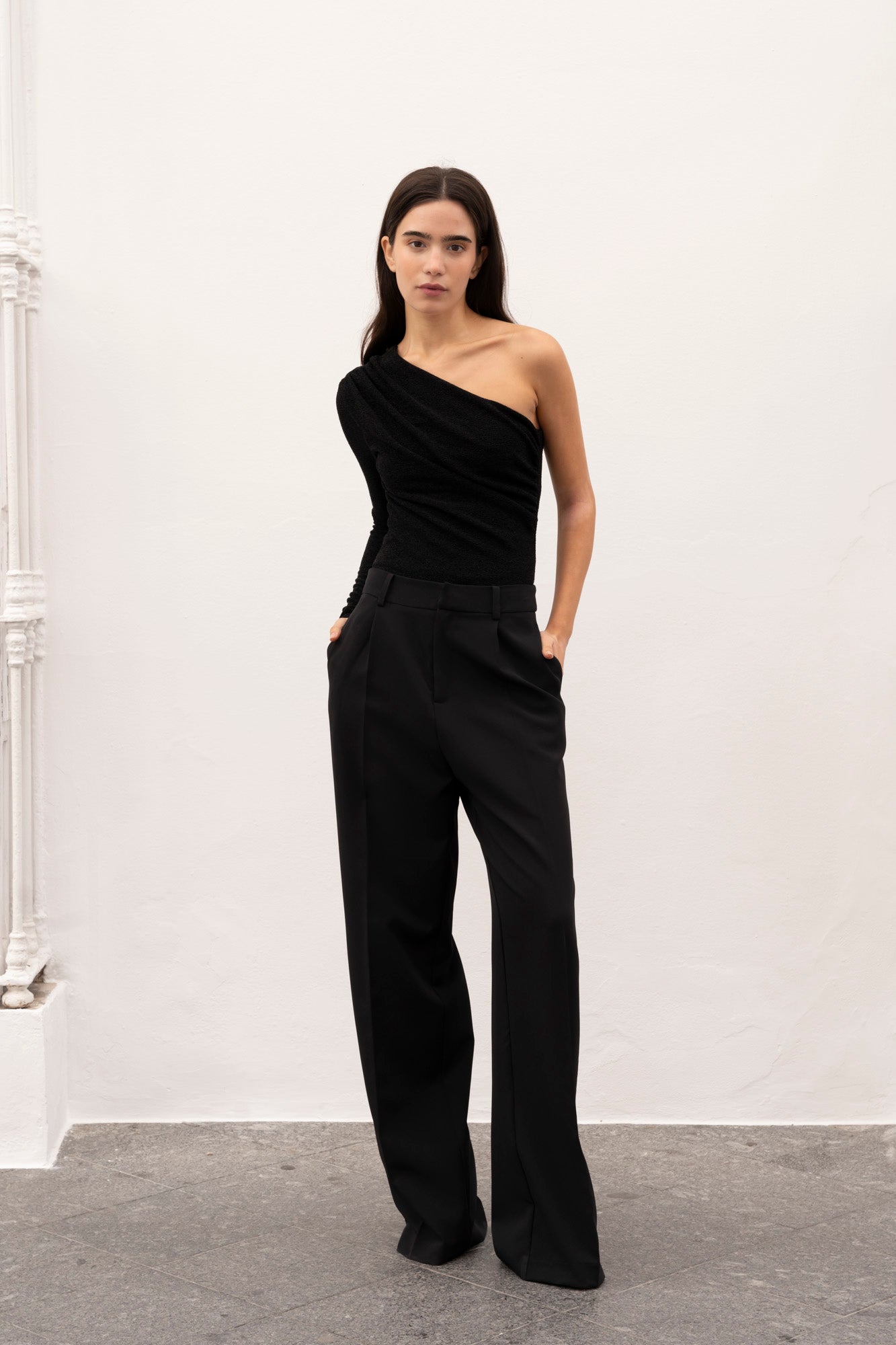 PLEATED WIDE-LEG TROUSERS